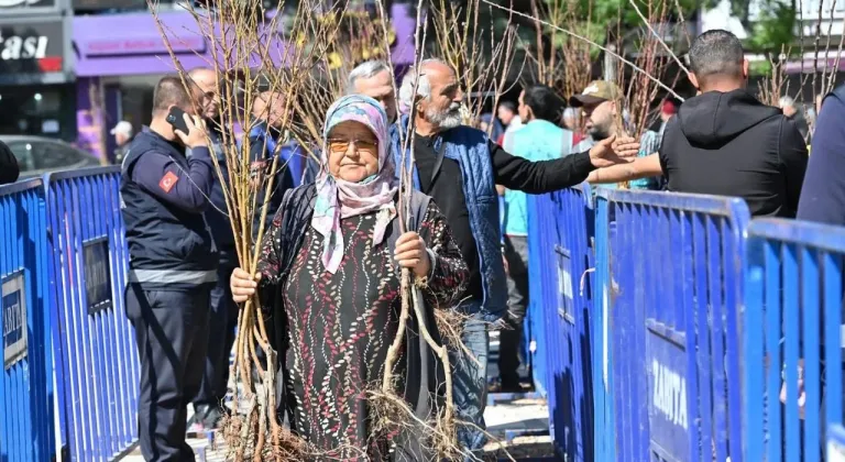 Isparta'da 15 bin adet meyve fidanı dağıtıldı