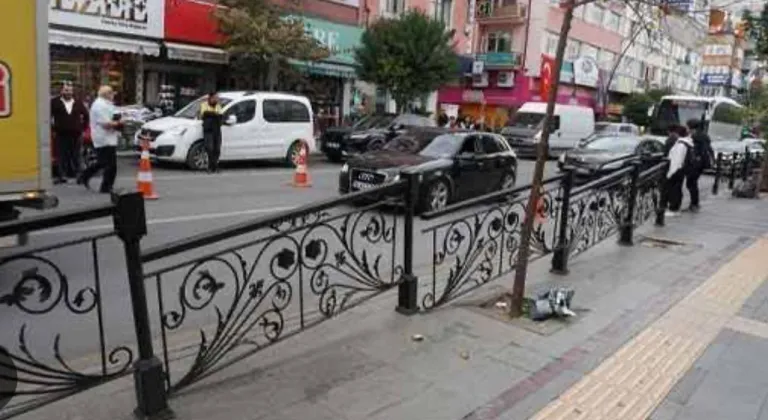 Isparta'da kaldırım kenarlarına yerleştirilen demir korkuluklara vatandaştan tepki