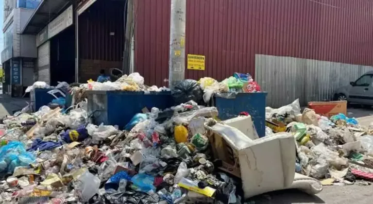İzmir’de çöp sorunu büyüyor: Vatandaşlardan kötü koku tepkisi
