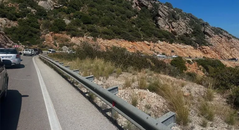 Kalkan-Kaş yolu yaşanan kaza sonrası geçici süreliğine kapandı