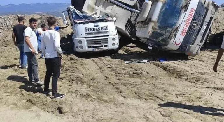 Kamyon kamyonun üzerine devrildi: 1 ölü
