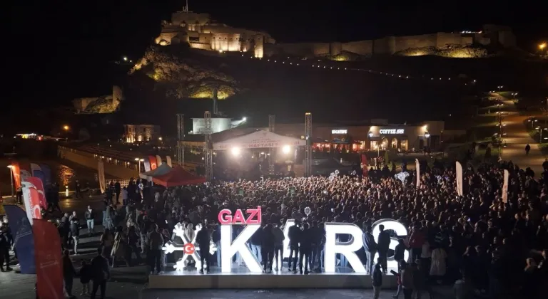 Kars Bedesteni’nde Hasan Koçak, Gençlik Konseri'nde sahne aldı