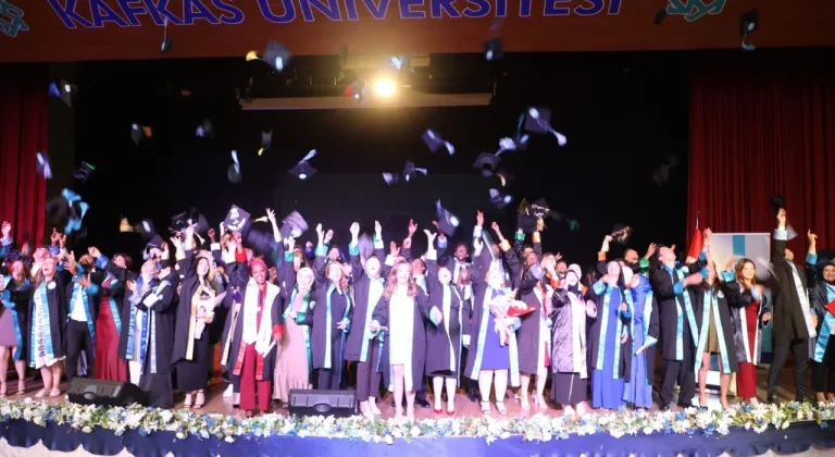 Kars Kafkas Üniversitesi 2024-2025 akademik yılı mezuniyet töreni coşkuyla gerçekleşti