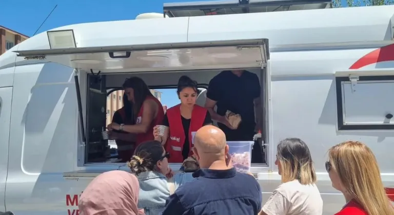Kars Kızılay Şubesi, YKS heyecanı yaşayan gençlere moral desteği verdi