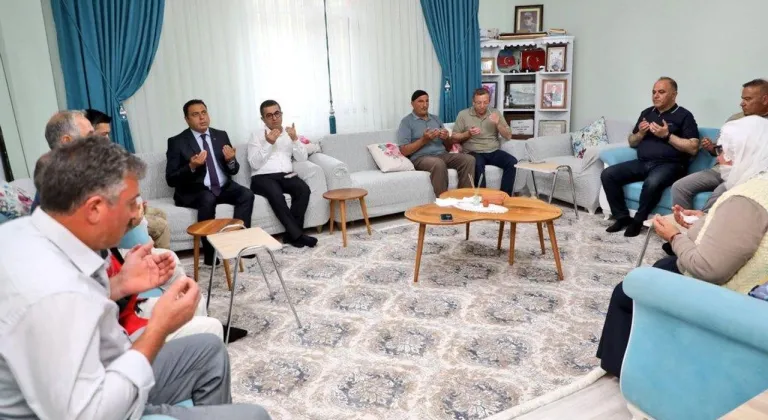 Kars Valisi Ziya Polat'tan şehit babasına 'Babalar Günü' ziyareti