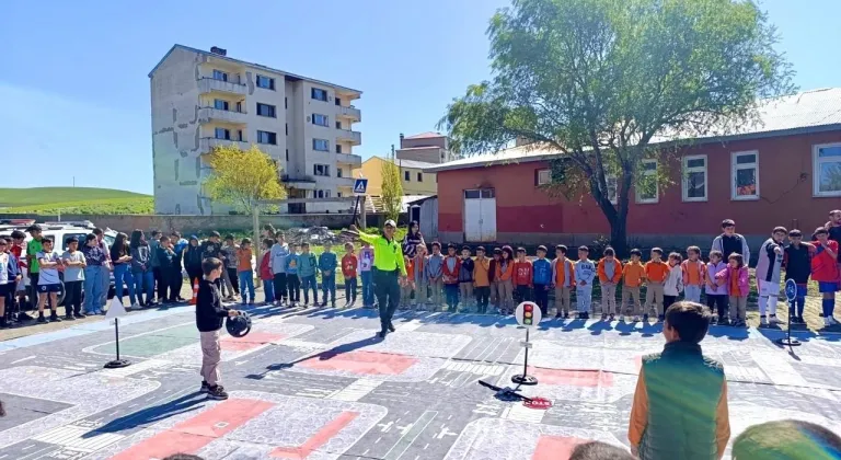 Kars'ın Akyaka ilçesinde öğrencilere 