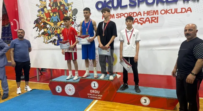 Karslı boks sporcuları Ordu'da Türkiye üçüncüsü oldu