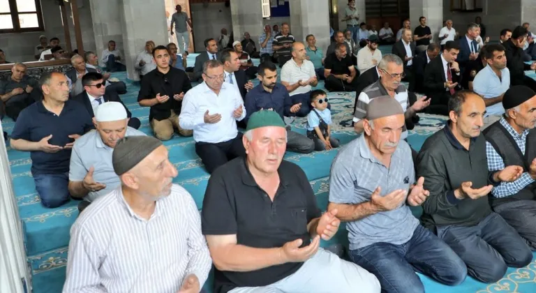 Kars'ta 15 Temmuz şehitleri için düzenlenen mevlid programına Vali Ziya Polat da katıldı