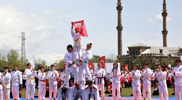Kars'ta 19 Mayıs Gençlik ve Spor Bayramı coşkuyla kutlandı