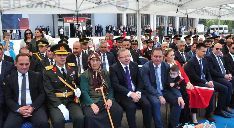 Kars'ta 30 Ağustos Zafer Bayramı kutlamalarına 98 yaşındaki Hayriye Ağyel de ortak oldu