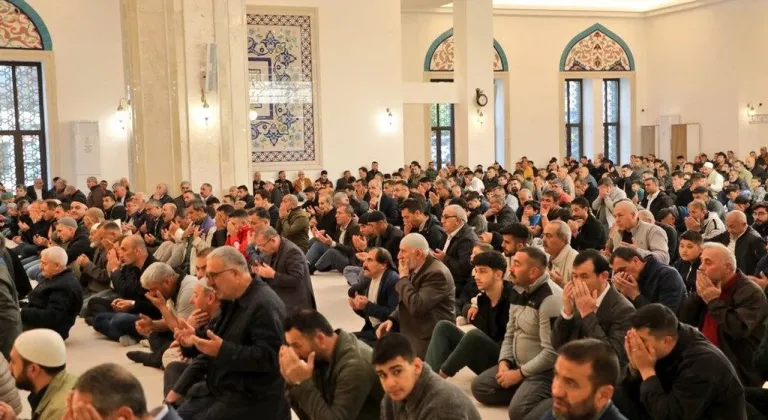Kars'ta Bayram namazında vatandaşlar camilere akın etti