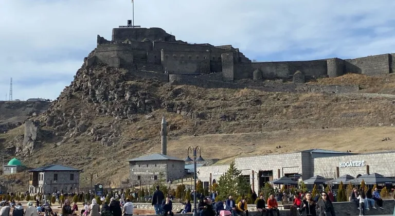 Kars’ta Güneşli Havada Bayram Coşkusu Sokakları Doldurdu