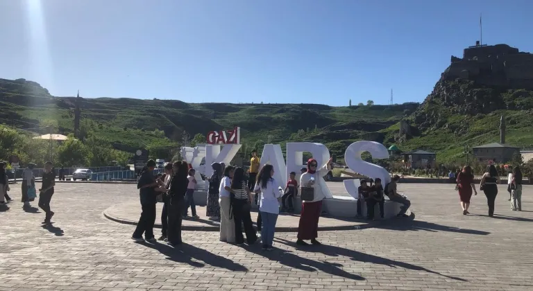 Kars'ta hafta sonu güneşli hava vatandaşları parklara ve mesire yerlerine yönlendirdi