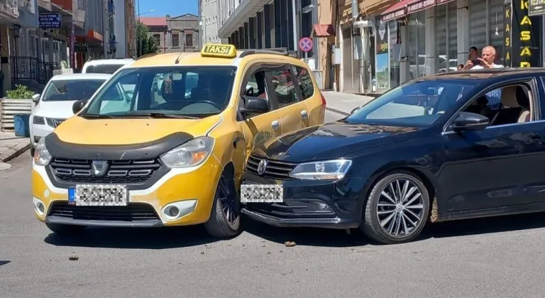 Kars'ta maddi hasarlı trafik kazası meydana geldi