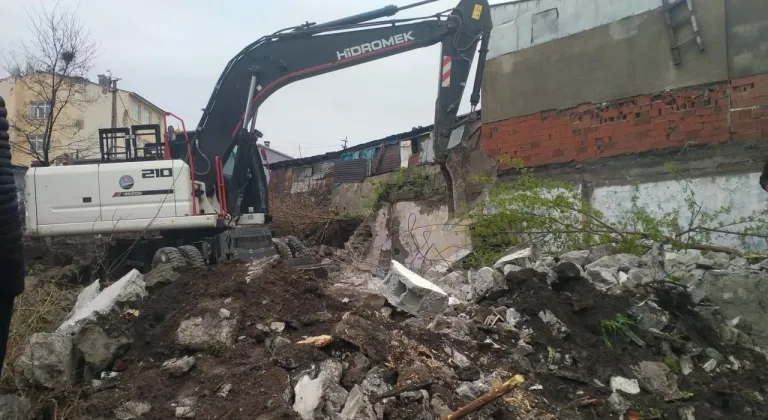 Kars'ta metruk yapı yıkım çalışmaları devam ediyor