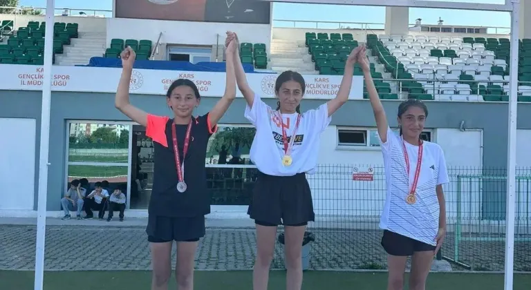Kars’ta Milli Birlik Günü anısına atletizm yarışması düzenlendi