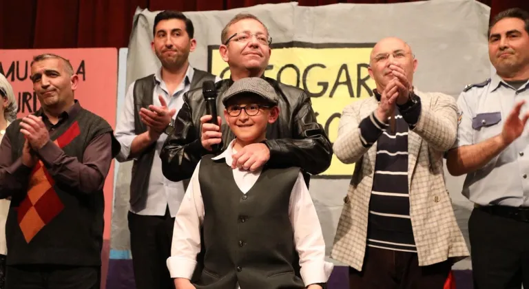 Kars’ta “Otogargara” Tiyatro oyunu seyircisiyle buluştu
