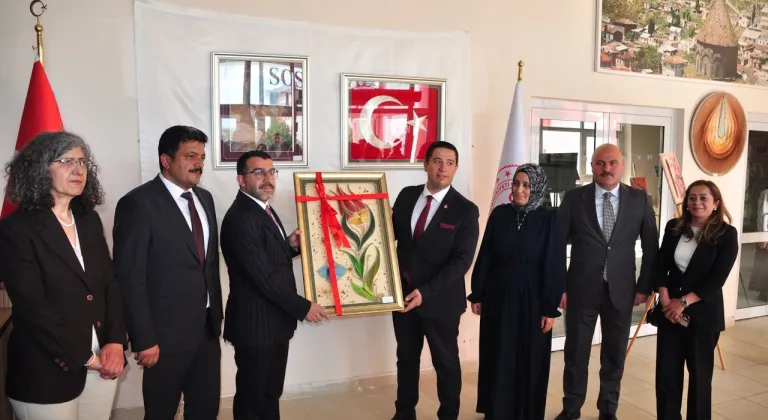 Kars'ta yurt öğrencilerinin el emeği göz nuru ürünleri büyük ilgi gördü