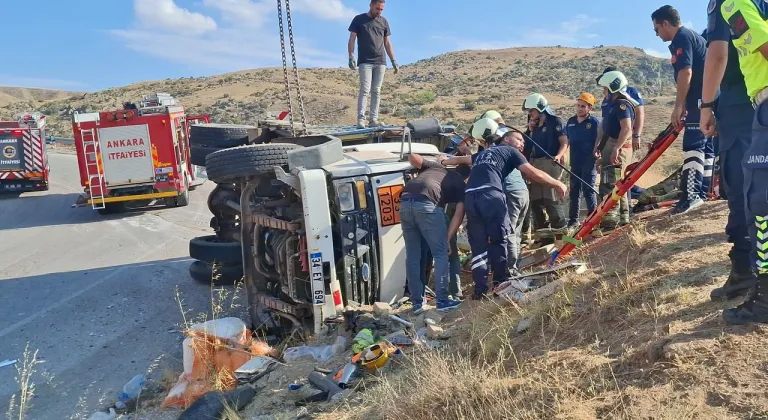 Kaza yapan aracın sürücüsü, araç içinde sıkıştı