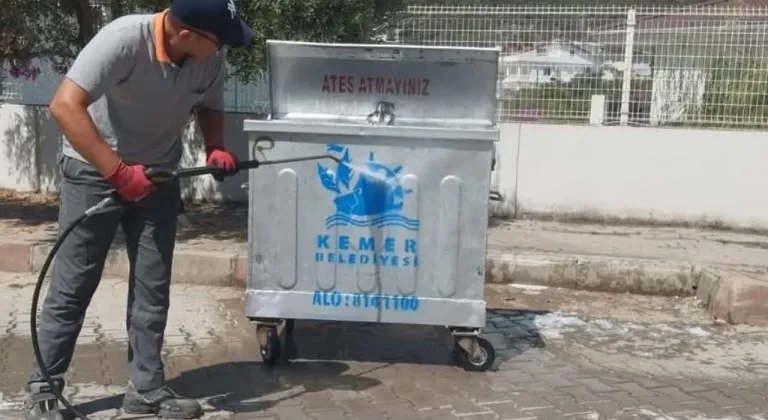 Kemer’de çöp konteynerleri dezenfekte ediliyor