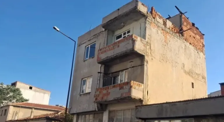 Keşan’da Tamamlanmayan İnşaat Mahalle Sakinlerini Endişelendiriyor









