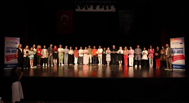 KO-MEK kursiyerlerine sahnede tam not