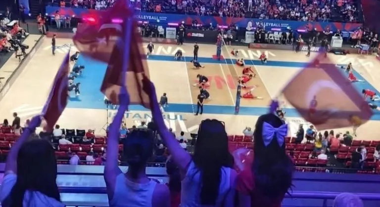 Koruma altındaki çocuklar, Türkiye-Güney Kore voleybol maçını tribünden takip etti