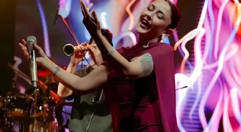 Melek Mosso’dan Anlamlı Konser

