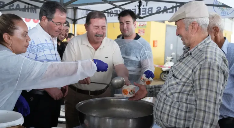 Milas Belediyesi vatandaşlara aşure ikram etti