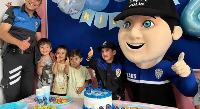 Minik Çınar’a polislerden sürpriz doğum günü kutlaması