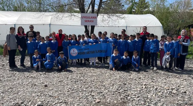Minik eller toprakla buluştu: Selim’de fide dikimi etkinliği