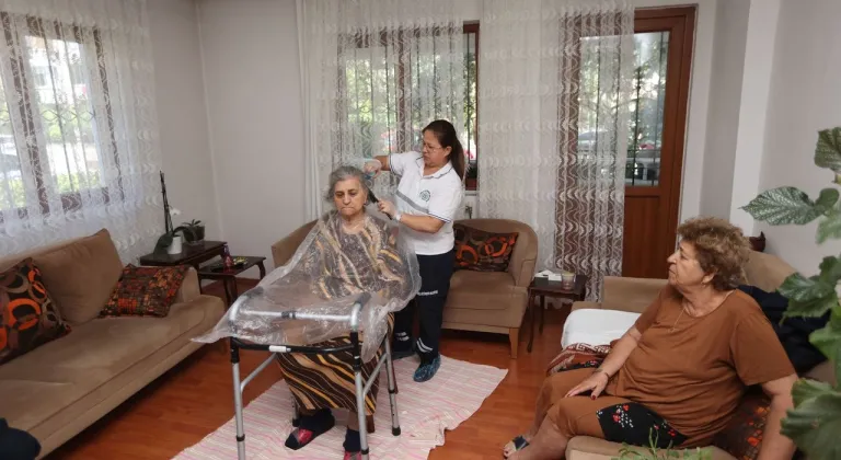Muğla Büyükşehir’in evde bakım hizmetiyle bayram sevinci kapıya geldi