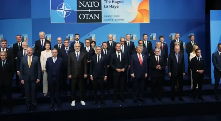 NATO Zirvesi’nde Liderlerden Simgesel Fotoğraf

