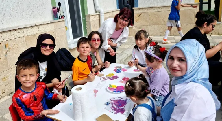Öğrenciler, anneler günü hediyelerini  anneleriyle birlikte hazırladılar