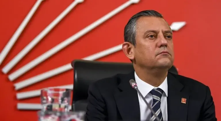 Özgür Özel, CHP Genel Başkanlığı’na Yeniden Seçilerek Görevine Devam Etti