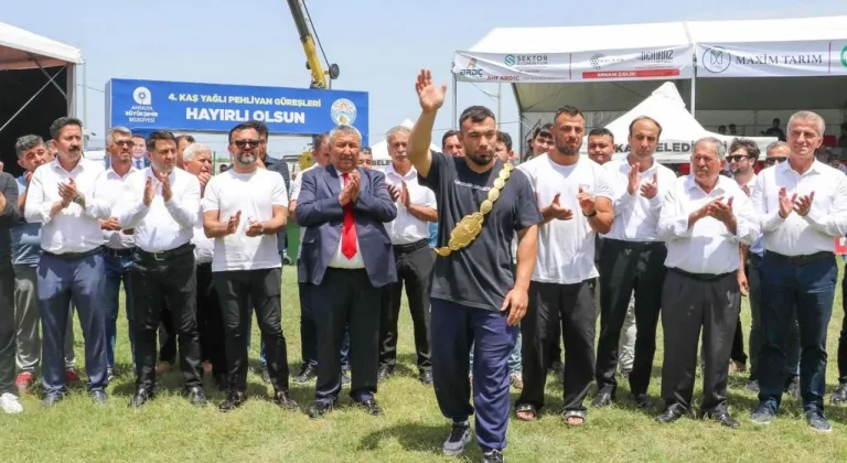 Pehlivan Yusuf Can Zeybek Kınık Er Meydanı’nda coşkuyla karşılandı