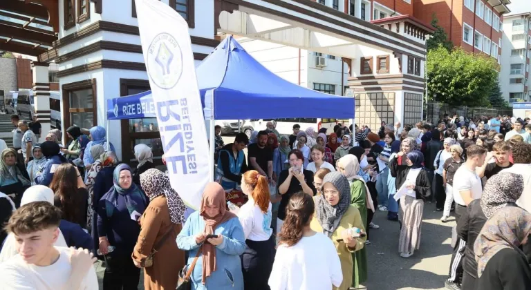 Rize Belediyesi'nden TYT sınavında okul önlerinde ikram ve ücretsiz ulaşım