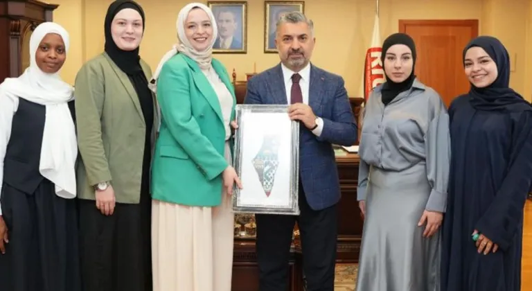 RTÜK Başkanı Şahin’e uluslararası öğrencilerden anlamlı ziyaret