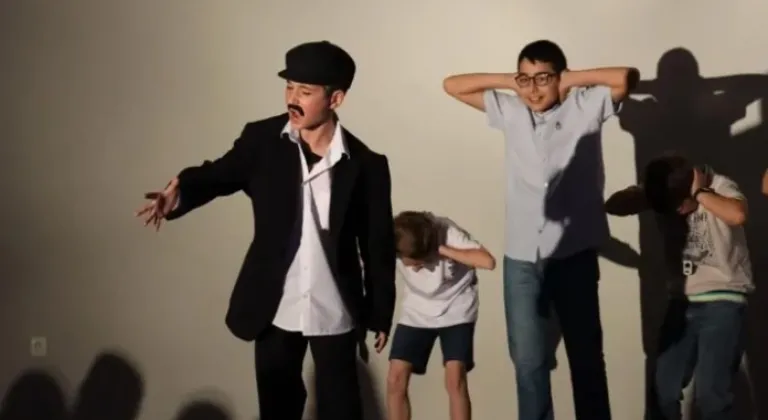 Sanat Akademisi Tiyatro Bölümü Yılsonu Performansıyla Dikkat Çekti!
