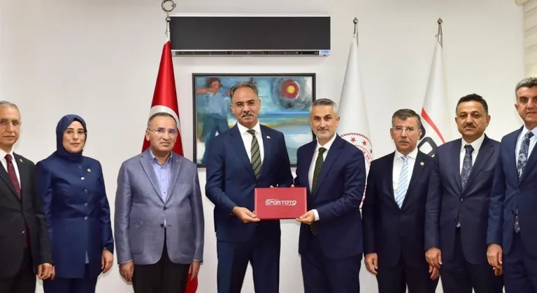 Şanlıurfa'ya dev gençlik yatırımı: Eyyübiye'de 20 saha İçin İmzalar Atıldı