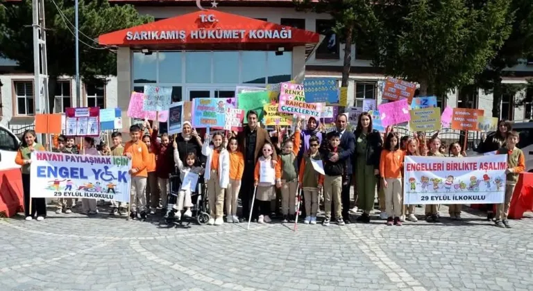 Sarıkamış Kaymakamı Enis Aslantatar, “Minik Kalplerin Büyük Yürüyüşü” etkinliğine katıldı