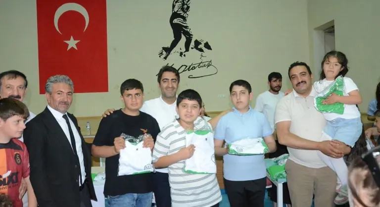 Sarıkamış’ta Yaz Spor Okulu sporcularına forma ve şort desteği yapıldı
