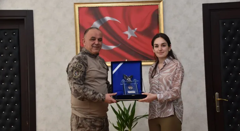 Şehit kızı Rümeysa Ertekin Tazegül’den Kars İl Emniyet Müdürü Saka’ya anlamlı ziyaret