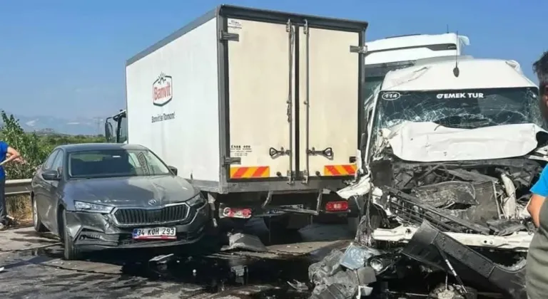 Serik'te 6 araçlı zincirleme kazada 4 kişi yaralandı