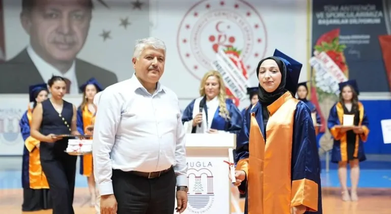 Seydikemer AK Parti İlçe Başkanı Ali Büklü, mezuniyet coşkusuna ortak oldu