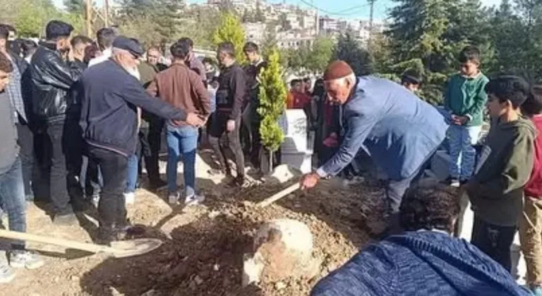 Siirt Mezarında İnanılmaz Olay: Sesler Gerçek mi, Halüsinasyon mu?