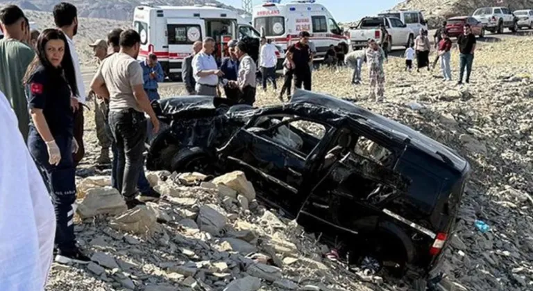 Şırnak’ta feci kaza: Hafif  ticari araç uçuruma yuvarlandı: 3 ölü