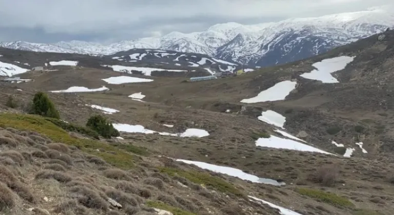 Sivas’ın Doğal Güzelliği Dipsizgöl Tehlikede: Tuz Ocağı Gündemde

