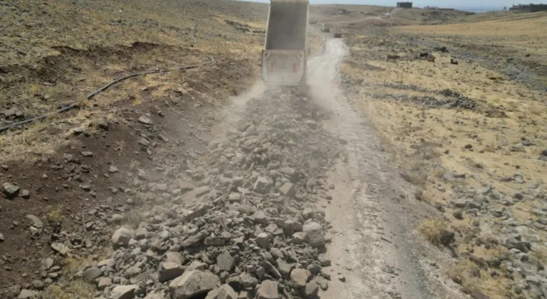 Siverek’te 6 Kilometrelik Yol Betonla Yenileniyor 