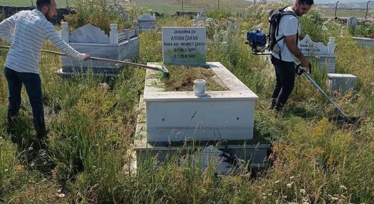 Susuz’da şehit mezarlıklarına vefa: Bakım ve temizlik çalışmaları gerçekleştirildi